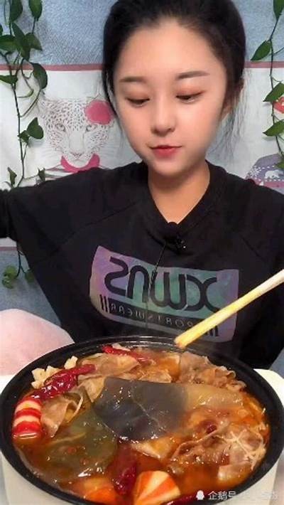 火爆传媒麻豆演员直播吃香蕉，网友直呼太有趣！